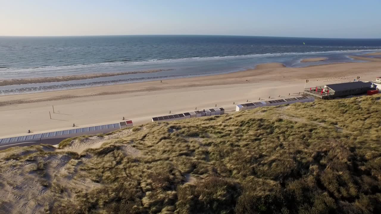 Flygfoto: Dynreservatet i Oostkapelle med betande ponnyer