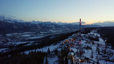 Paisaje-Invernal-De-La-Ciudad-Turística-De-Zakopane-Durante-La-Puesta-De-Sol-Cerca-De-Las-Montañas-Tatras-En-El-Sur-De-Polonia