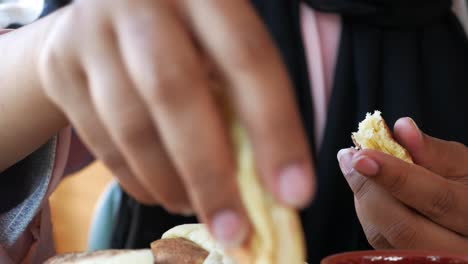 mujer comiendo pan