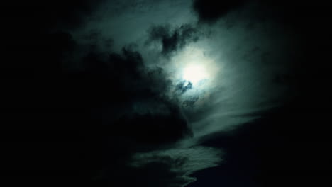 Blätter-Enthüllten-Epische-Wolken-Mit-Einem-Sonnenfleck-In-Der-Mitte-In-Der-Abenddämmerung