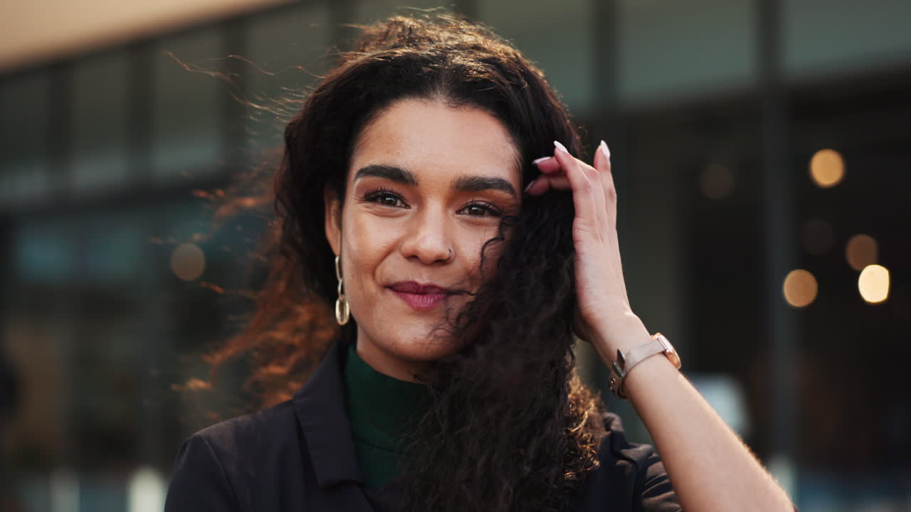 confiada, ciudad y cara de mujer de negocios por