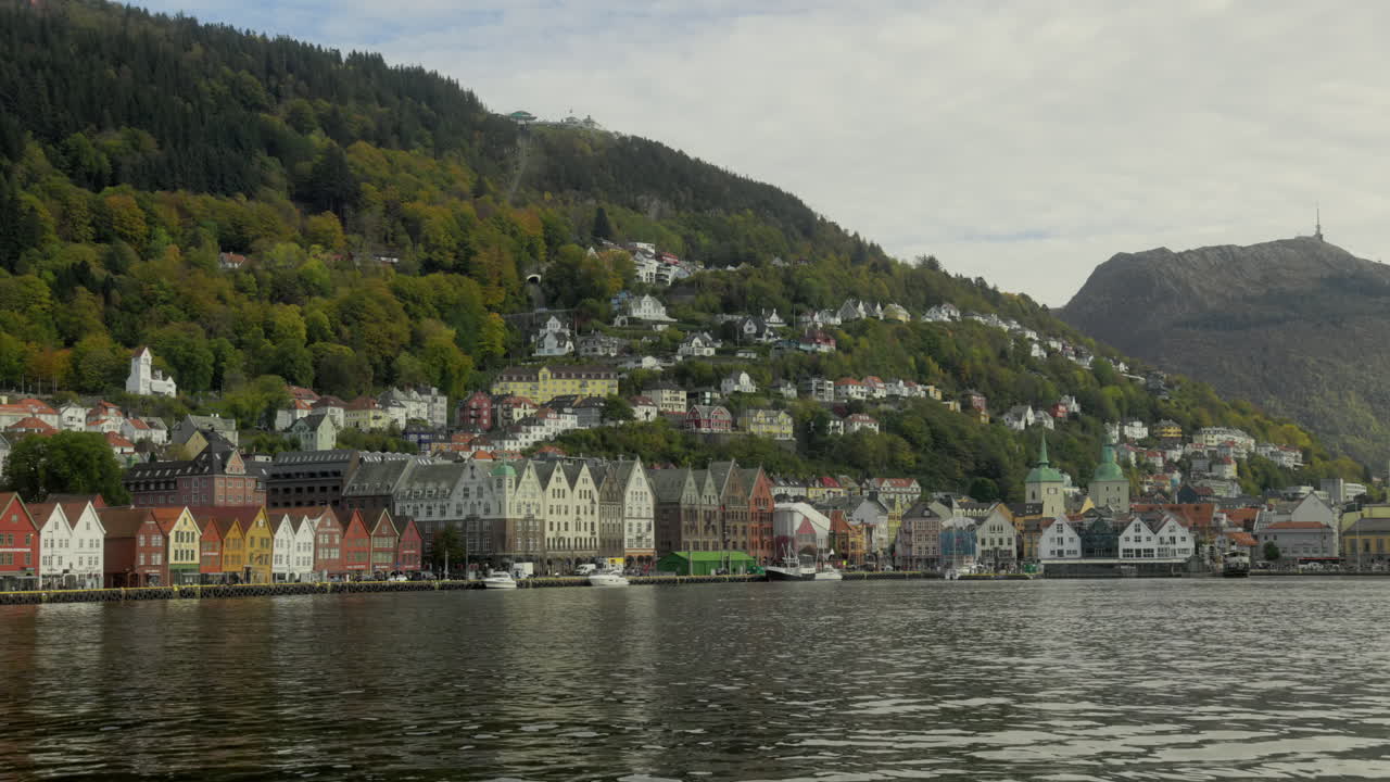 Beautiful view of the harbor in Bergen, with views of landmarks such as Bryggen, Floyen and Ulriken