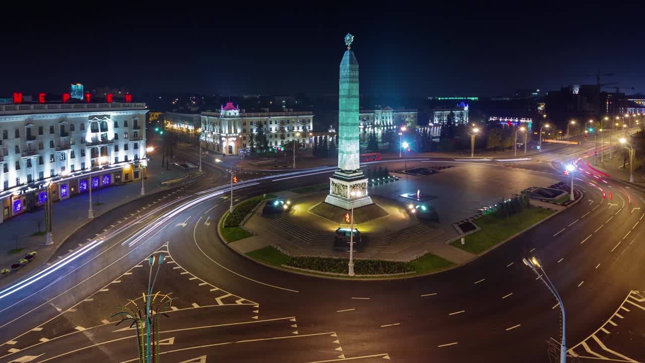 noche iluminada minsk plaza de la victoria círculo de tráfico techo panorama 4k lapso de tiempo bielorrusia