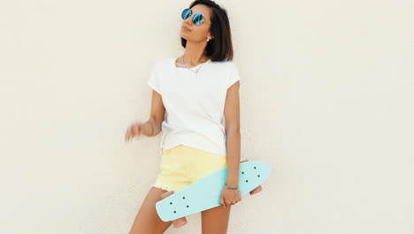 mujer elegante con patineta