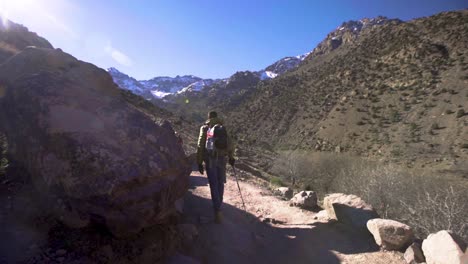 randonneur sur chemin de montagne