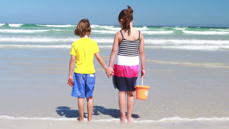 Geschwister-Halten-Händchen-Und-Stehen-Am-Strand