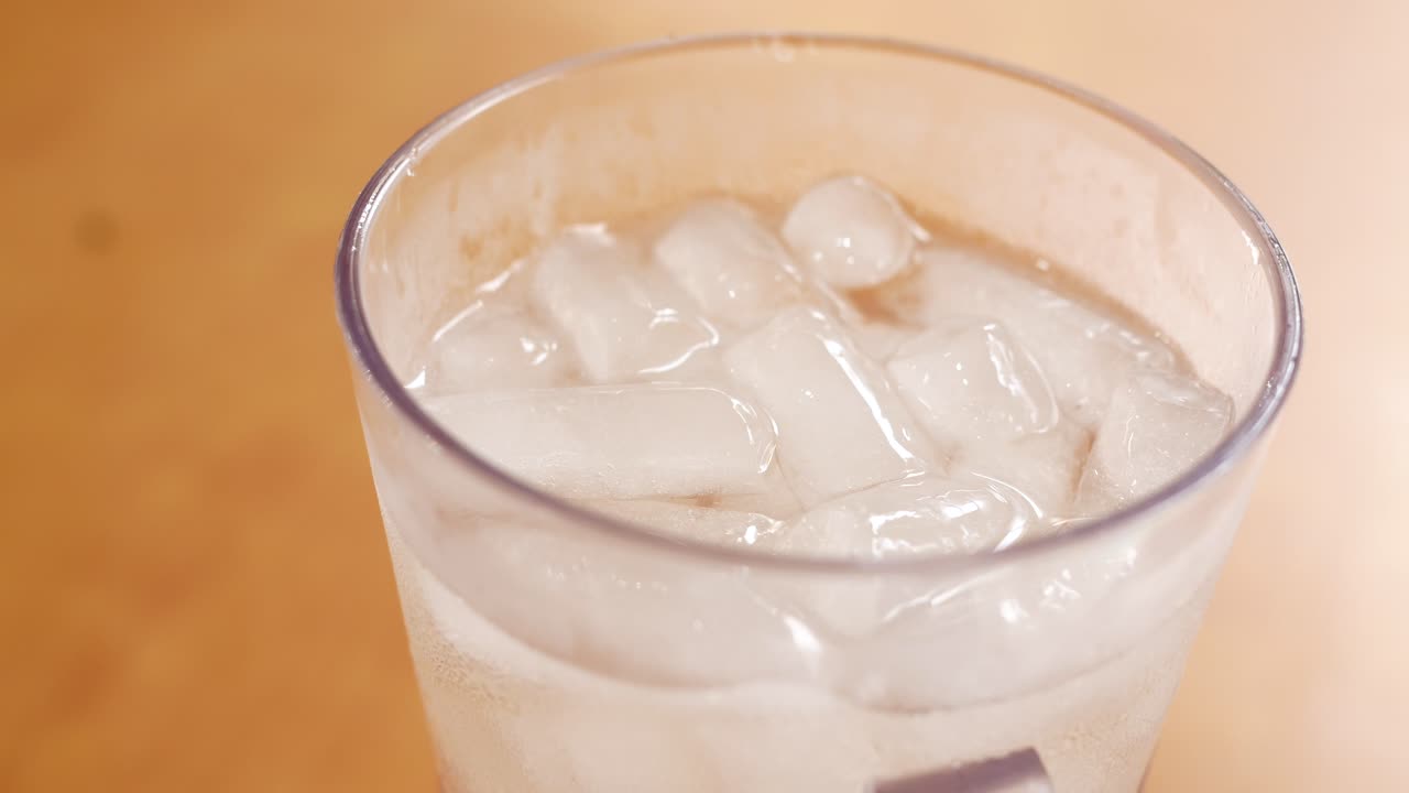 un cubo de hielo en un refresco frío