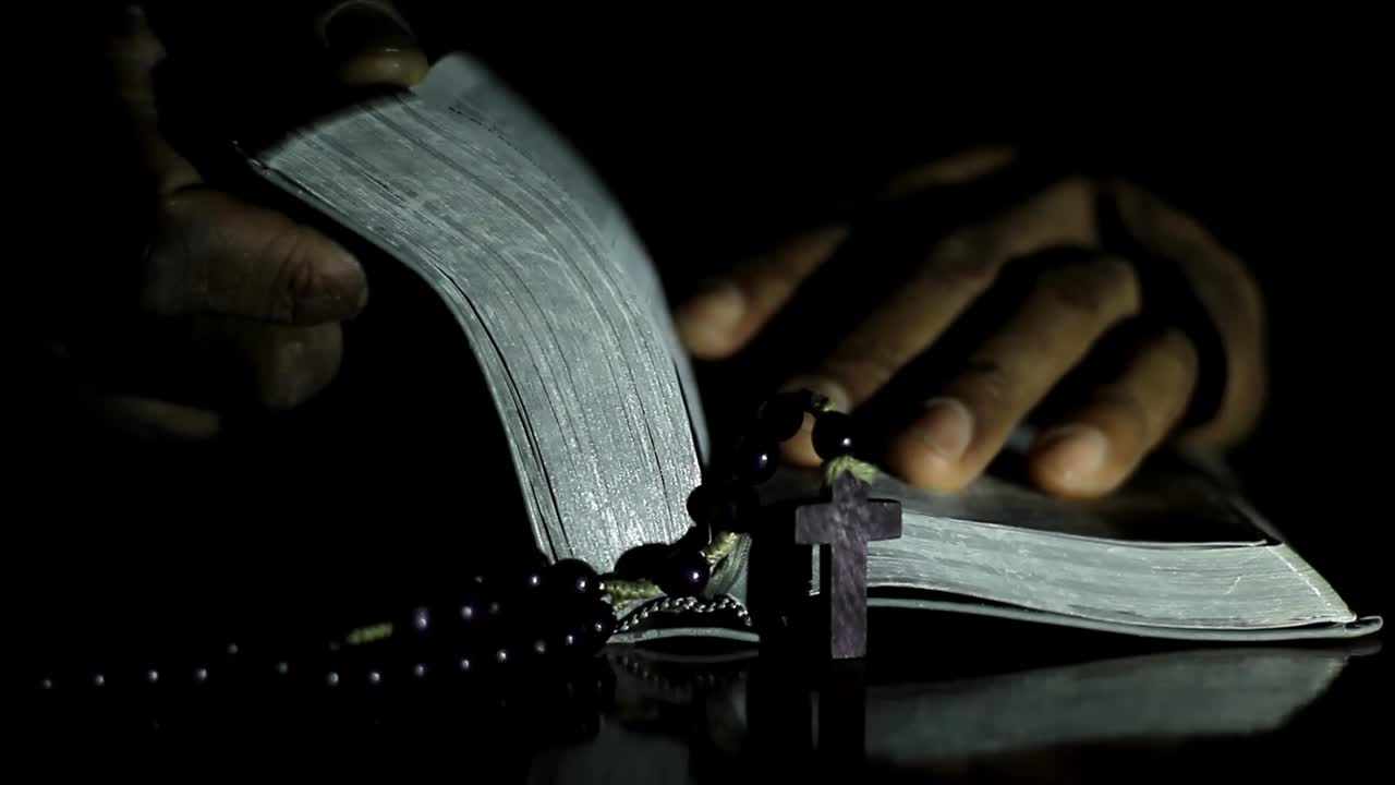 사람 스톡 비디오와 함께 검은 배경에 손을 함께 신에게 기도하는 남자