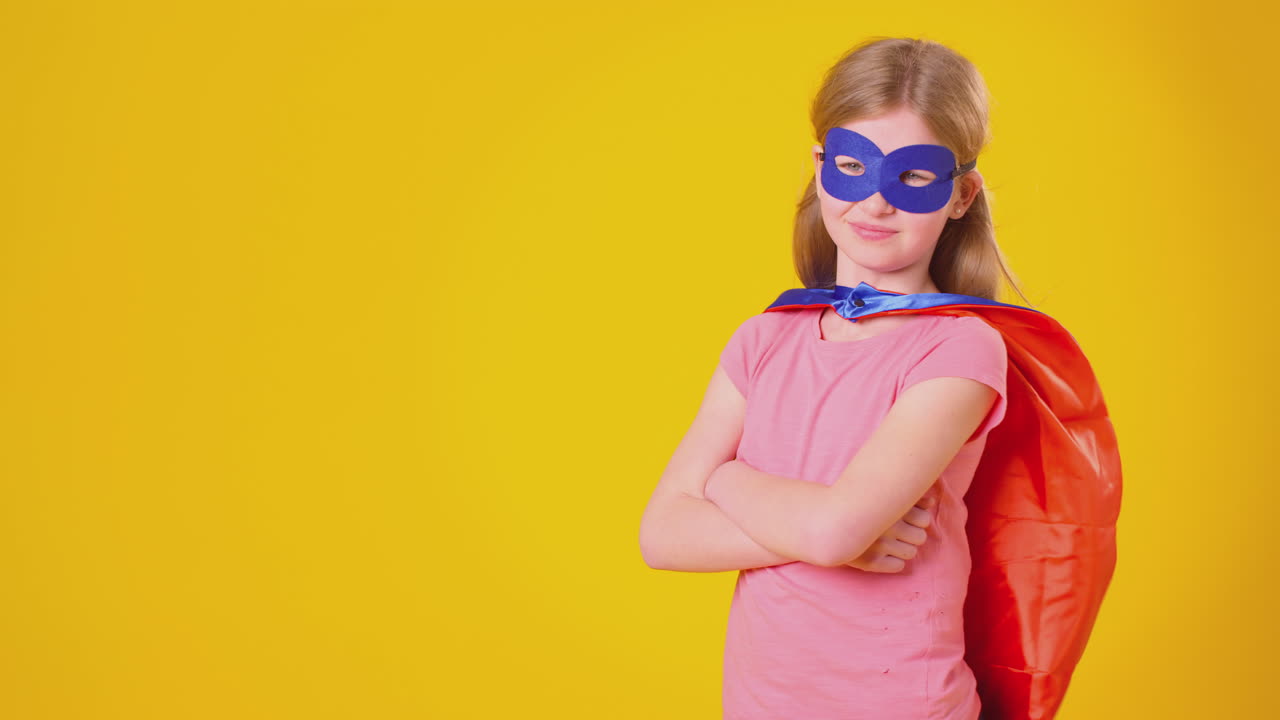 노란색 배경 에 만화 책 의 슈퍼 히어로 로 옷 을 입은 소녀 의 스튜디오 초상화