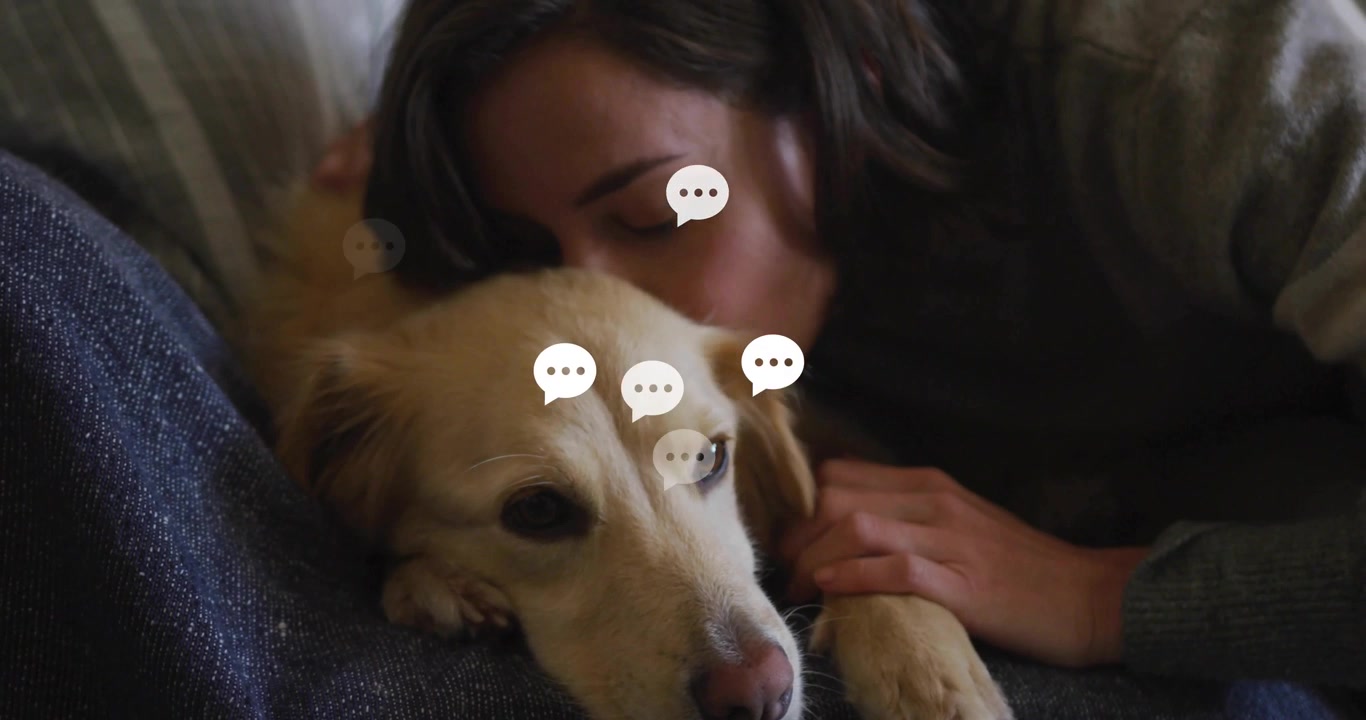 Kvinde klapper retriever, mens ikoner fra en kæledyrspleje-app falmer og samler sig over hundens pande, hvilket symboliserer båndet.