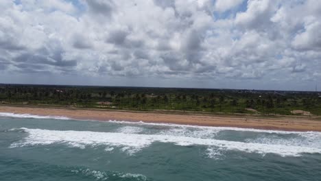 Landschaft-Aus-Meer-Und-Himmel,-Die-Sich-Herauszieht-Und-Den-Blick-Auf-Den-Strand-Mit-Palmen-Freigibt