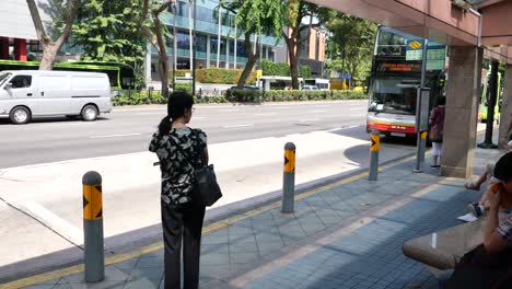 la escena de la parada de autobús en singapur