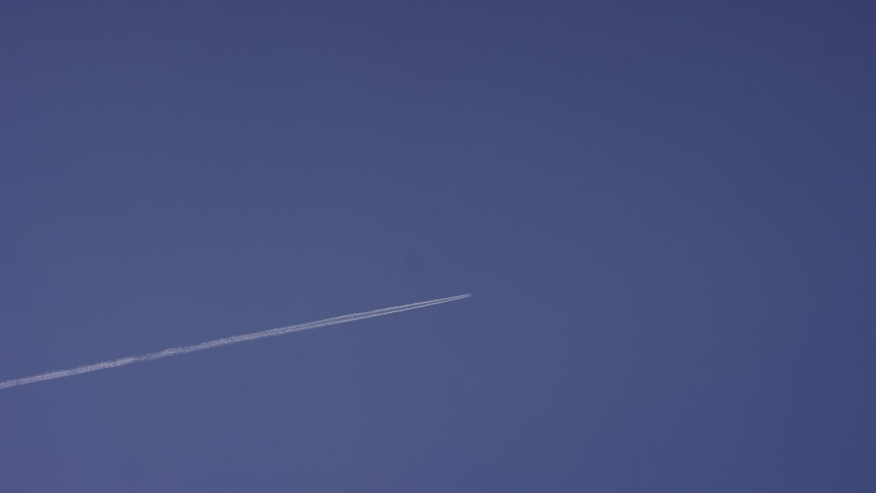 파란 하늘 에 있는 비행기 콘트레일