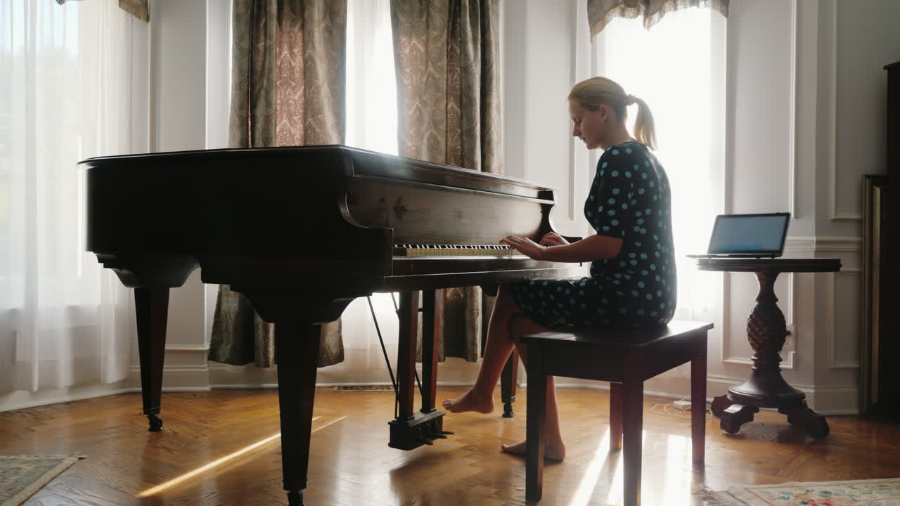 mujer aprendiendo a tocar el piano mirando la pantalla del portátil