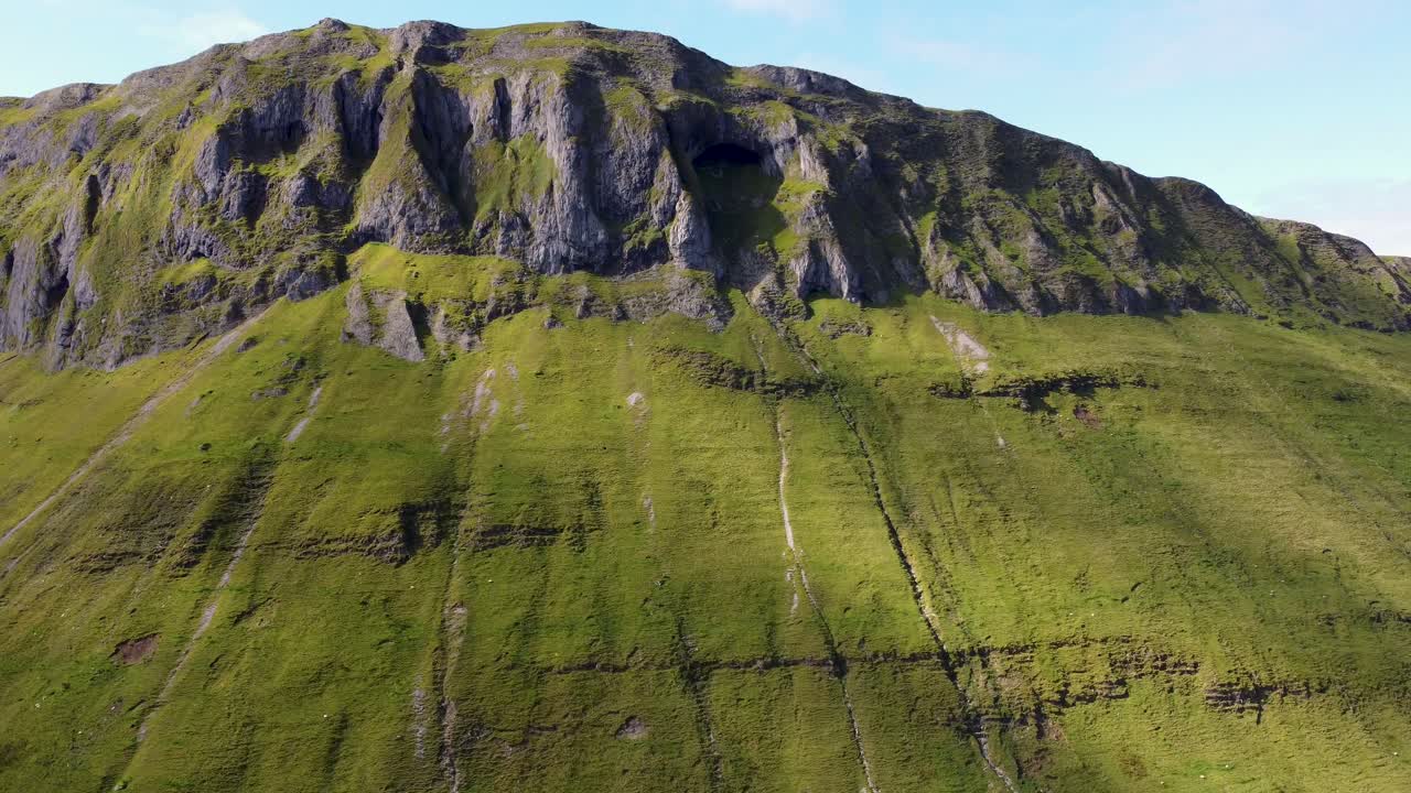 산꼭대기에 있는 동굴