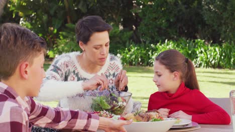 Glückliche-Kaukasische-Familie-Beim-Abendessen-Im-Garten