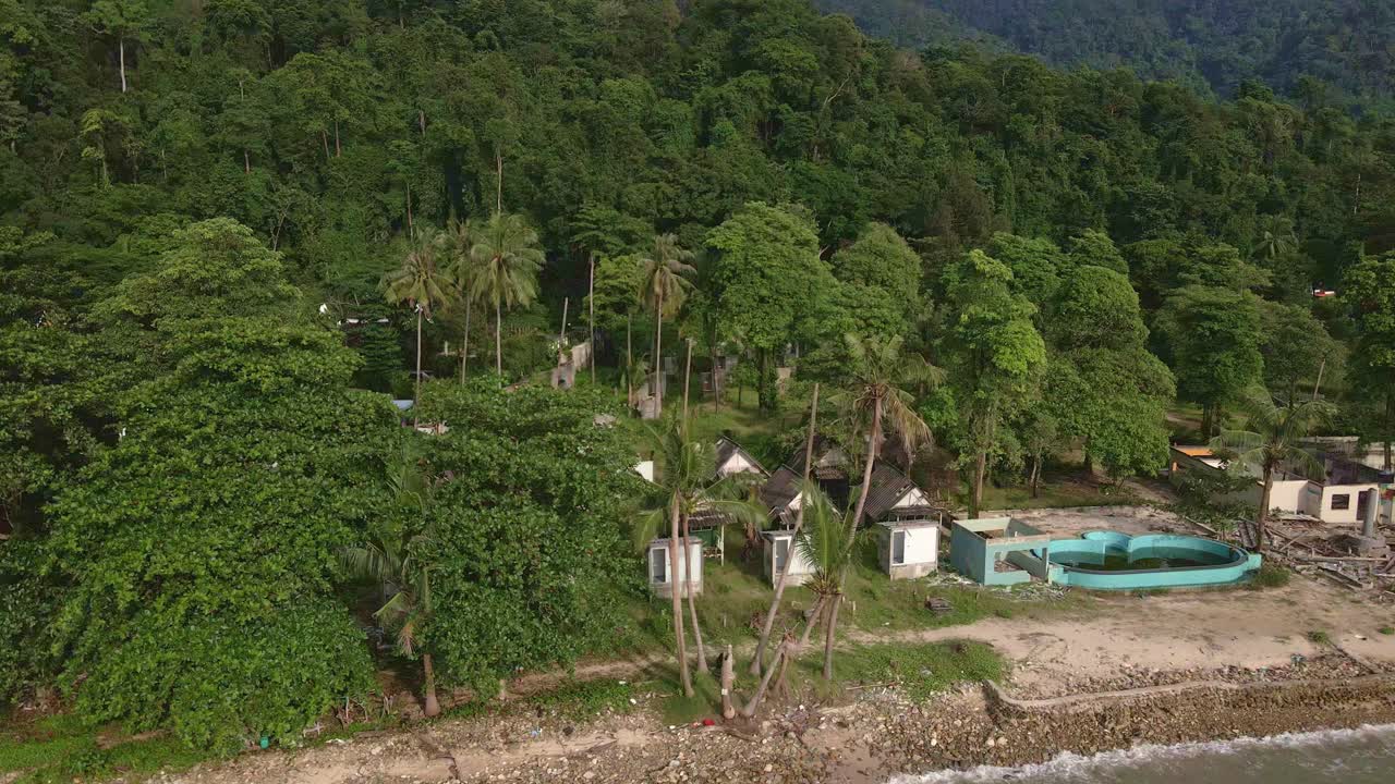 vista aérea de pájaros toma de carro de un resort turístico de bungalows de playa abandonado y abandonado en tailandia debido al efecto de covid en los viajes y el turismo global