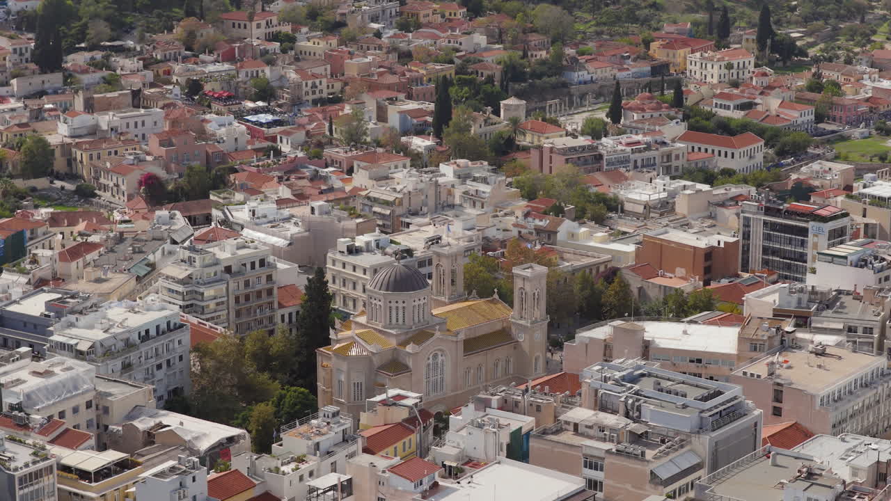 Densi agglomerati abitativi di Atene attorno alla Cattedrale Metropolitana di Atene, Grecia, panoramica aerea.