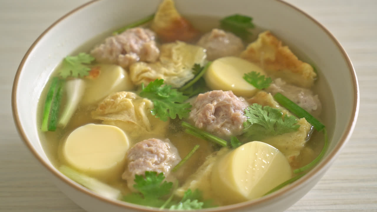 Stegt æggesuppe eller omeletsuppe med hakket svinekød