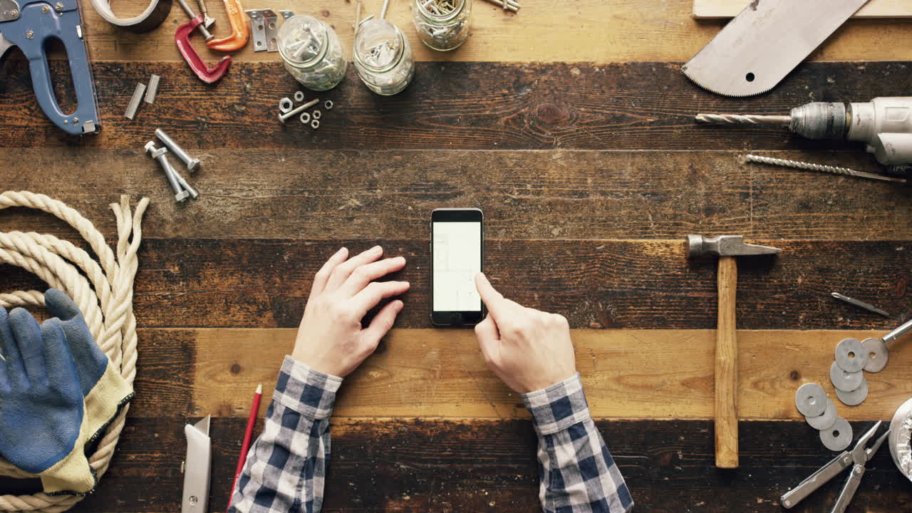 vista superior artesano artesano usando tecnología de pantalla táctil taller desde arriba - dragón épico rojo