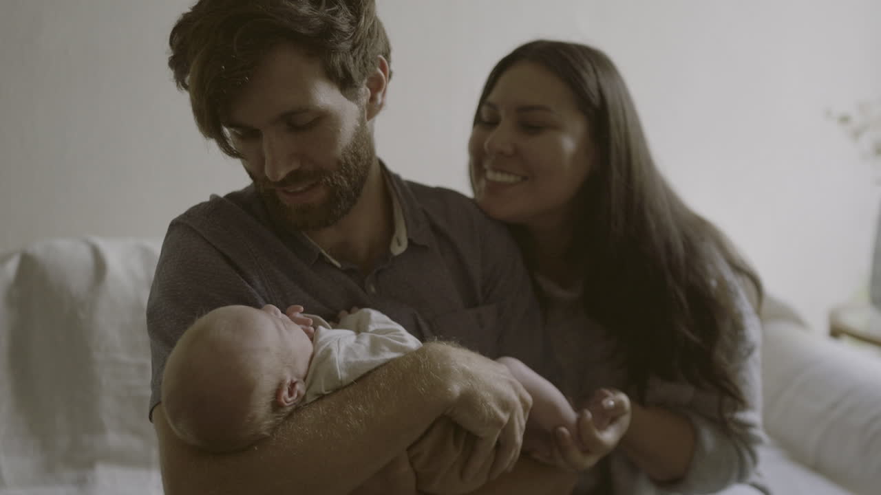 Famiglia felice con il neonato