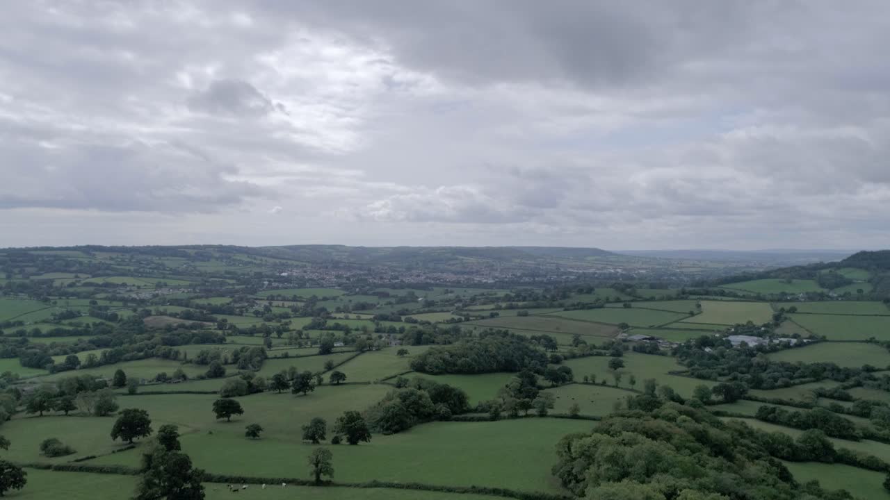 Tracciamento aereo sulla vasta estensione dei pascoli di bestiame del Devon