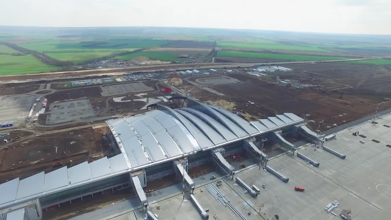 vista aérea de un aeropuerto en construcción