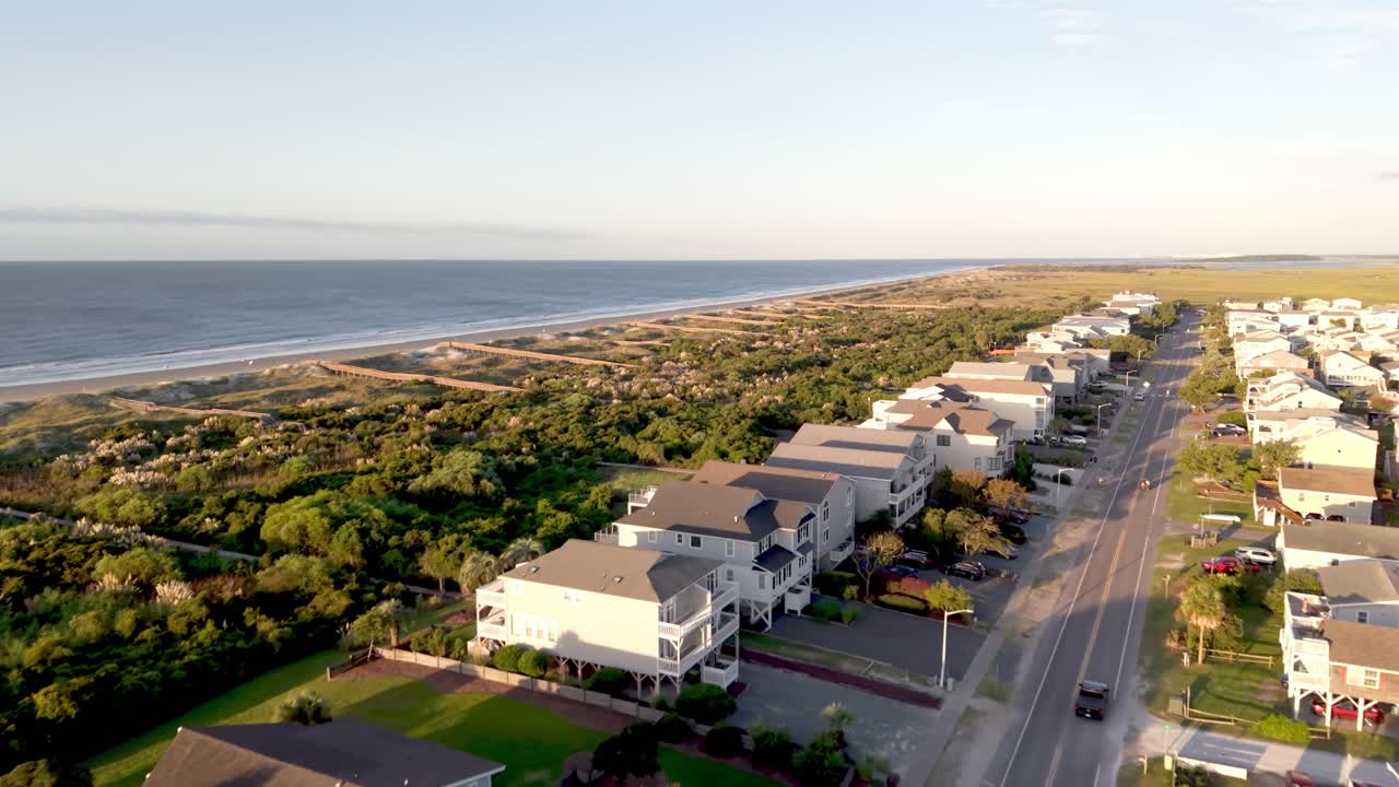 vista aérea de las casas a lo largo de la playa en Sunset Beach, Carolina del Norte