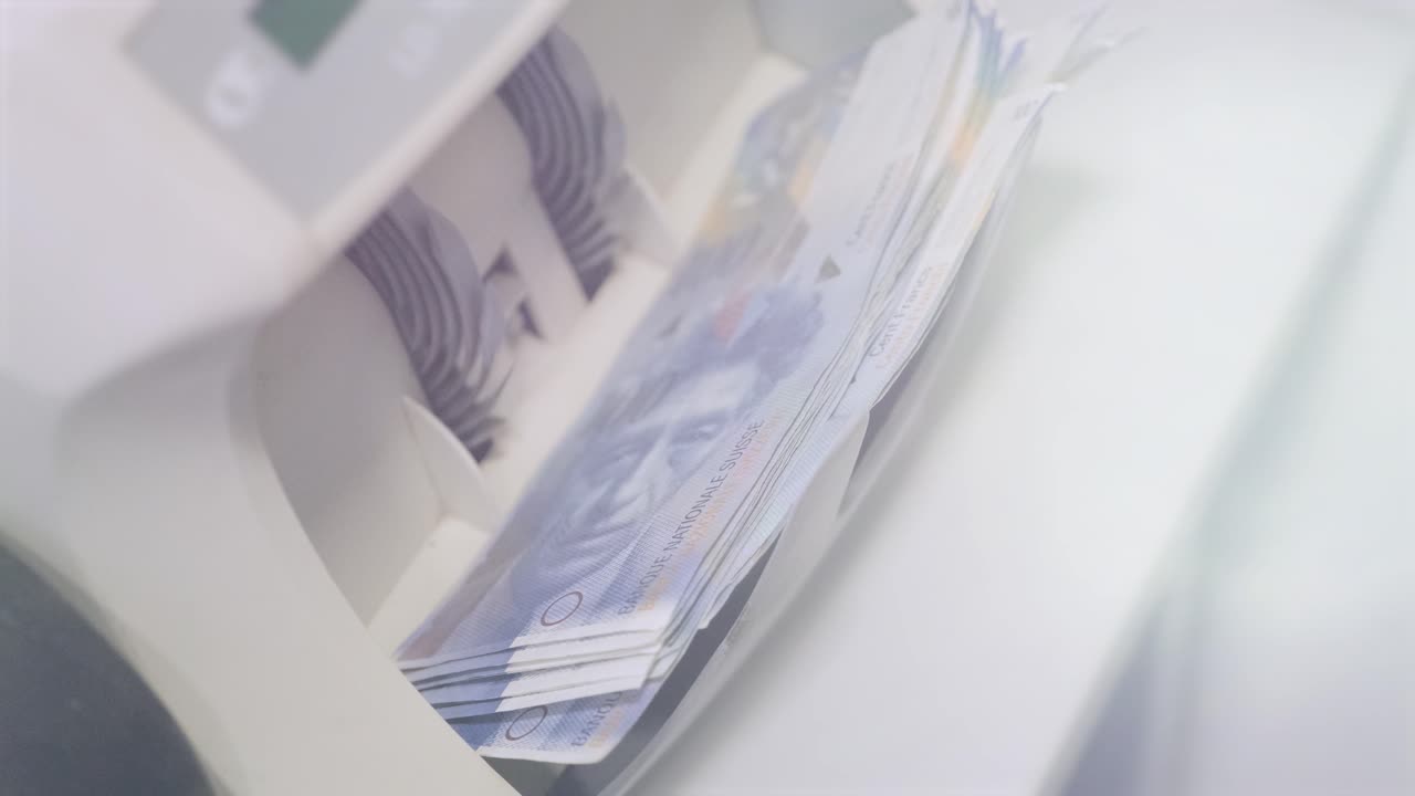 la máquina calculadora cuenta los francos suizos en miles de francos suizos.