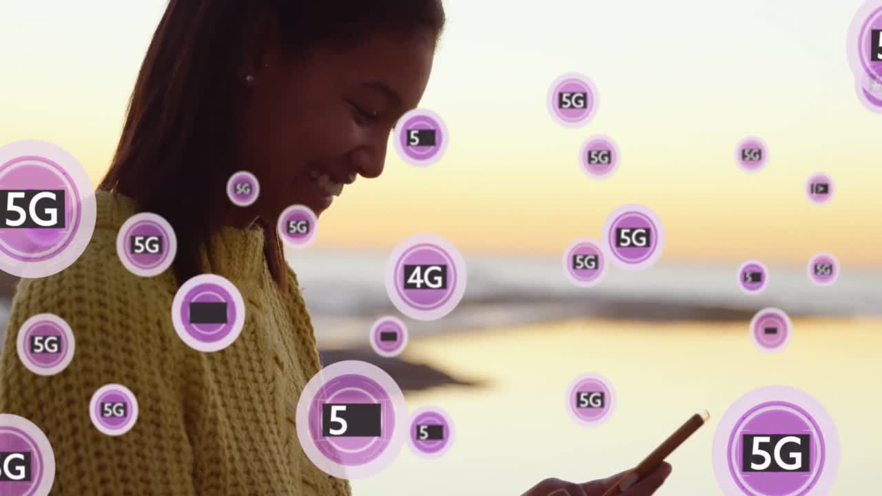 animación de pancartas de texto púrpura de 5g sobre una mujer afroamericana usando un teléfono inteligente cerca del mar.