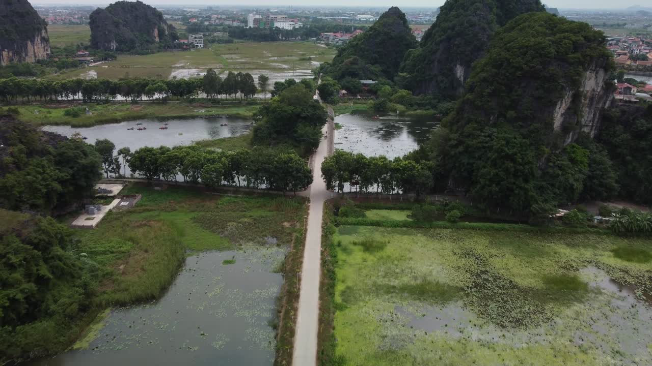 , 베트남, 초록색 습지, 석회암 산, 그리고 조용한 길, 공중 사진