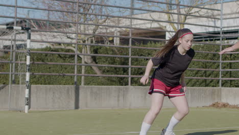 Sportliche-Mädchen-Im-Teenageralter,-Die-Auf-Dem-Freiluftplatz-Fußball-Spielen