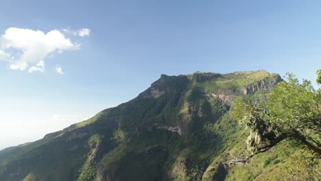 Increíble-Montaña-Volcánica-Tropical-En-El-Este-De-África