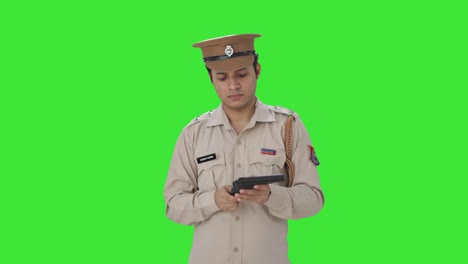 Indischer-Polizist-überprüft-Seine-Waffe-Auf-Grünem-Bildschirm