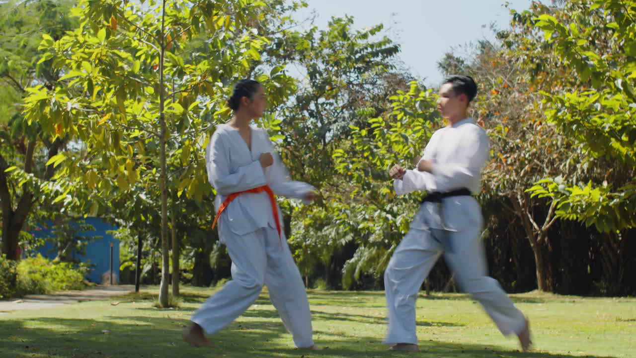 V1-0014_2023.12.14 DI Trung Crossmedia People practising taekwondo00000000.mov