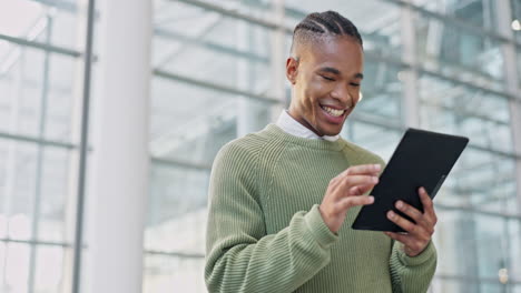 Tablet,-Glücklicher-Und-Geschäftlicher-Schwarzer-Mann-Im-Büro