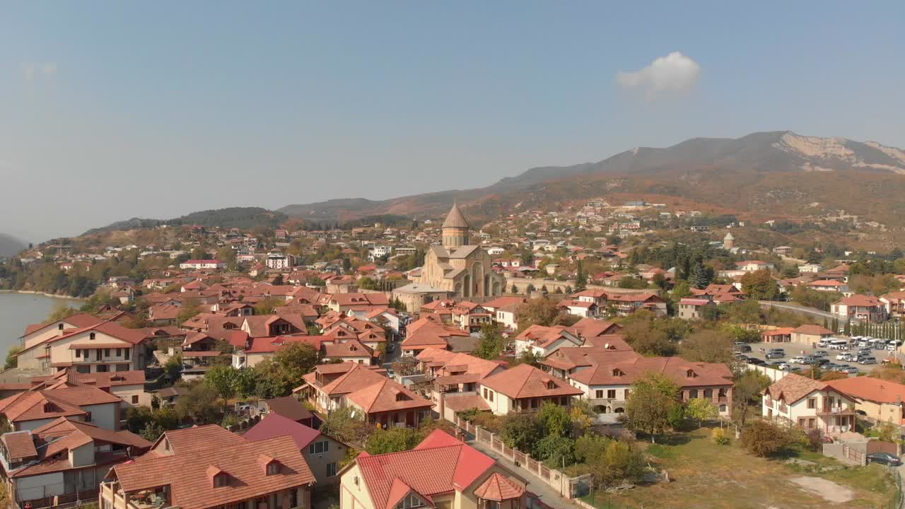 Veduta aerea della Cattedrale di Svetitskhoveli, situata nella città di Mtskheta, Georgia, con la telecamera che avanza verso la cattedrale