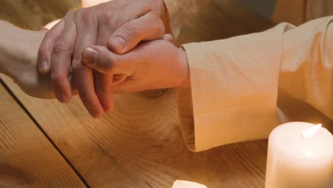 tiro de perto de homem vestindo vestes representando a figura de jesus cristo segurando a mão de pessoas