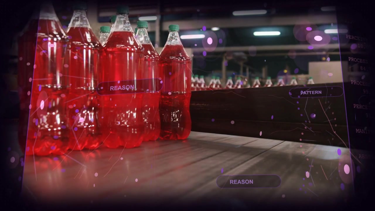 Cinta transportadora en movimiento, paquete de botellas rojas avanzando mientras paneles de datos se deslizan y analizan el patrón de embotellado.