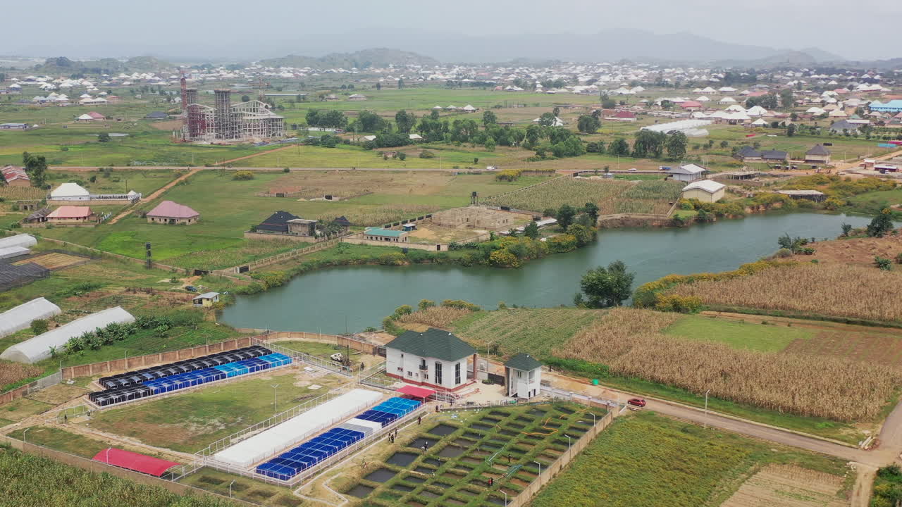 나이지리아 의 조스 타운 에 있는 번식 물고기 농장 의 연못 과 크 - 공중 비행장