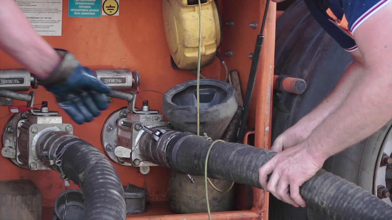 燃料トラックのメンテナンス