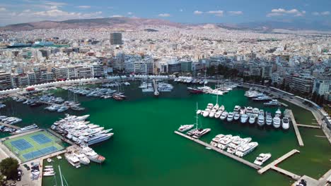 Vista-Aérea-De-Drones-En-El-Pireo,-Grecia,-Encima-Del-Puerto,-Yates,-Barcos,-Bienes-Raíces-Durante-El-Día-Soleado-De-Verano