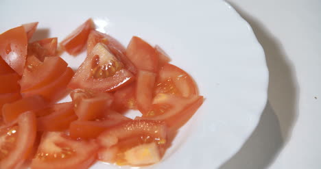 cocinar tomates picados en un plato en la cocina