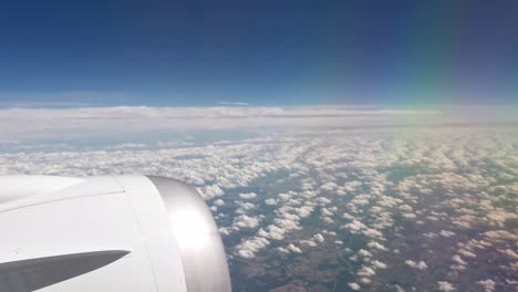 Der-Motor-Eines-Großen-Flugzeugs-Vor-Einem-Blauen-Horizont-Und-Der-Erde-Darunter