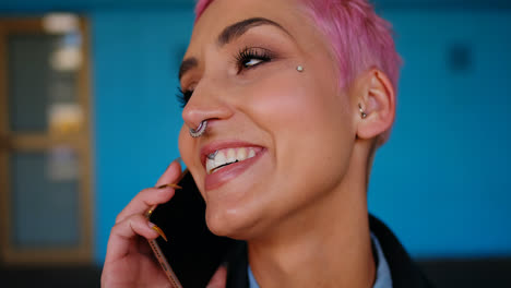 mujer de cabello rosa hablando por teléfono móvil 4k