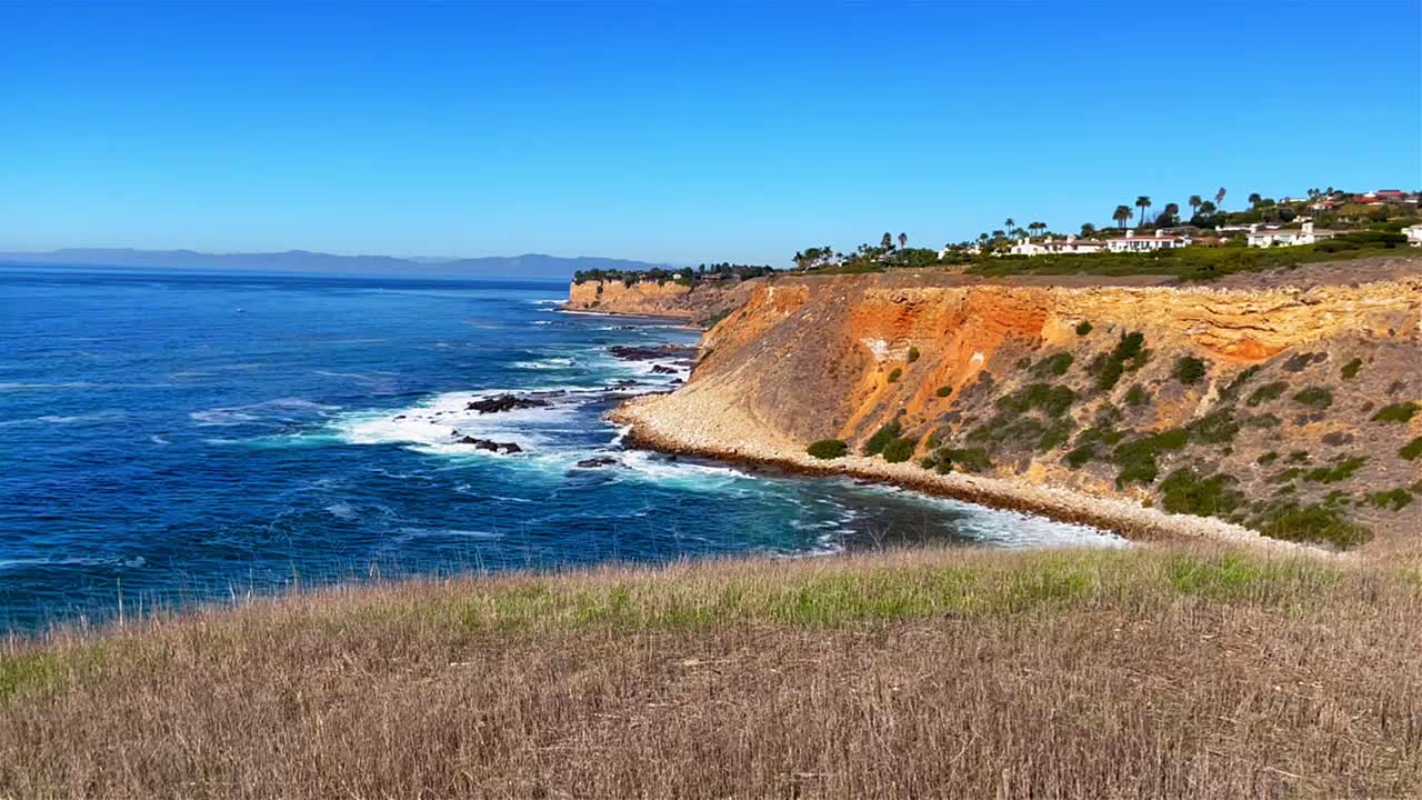 rancho palos verdes의 절벽에서 해변을 때리는 파도의 스틸 비디오