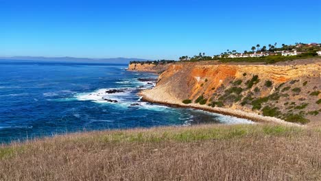 Video-Fijo-De-Olas-Golpeando-La-Playa-En-Los-Acantilados-De-Rancho-Palos-Verdes