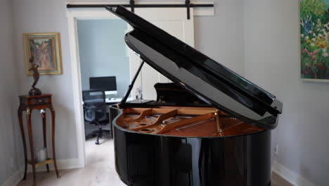 vista cercana de la mesa del piano