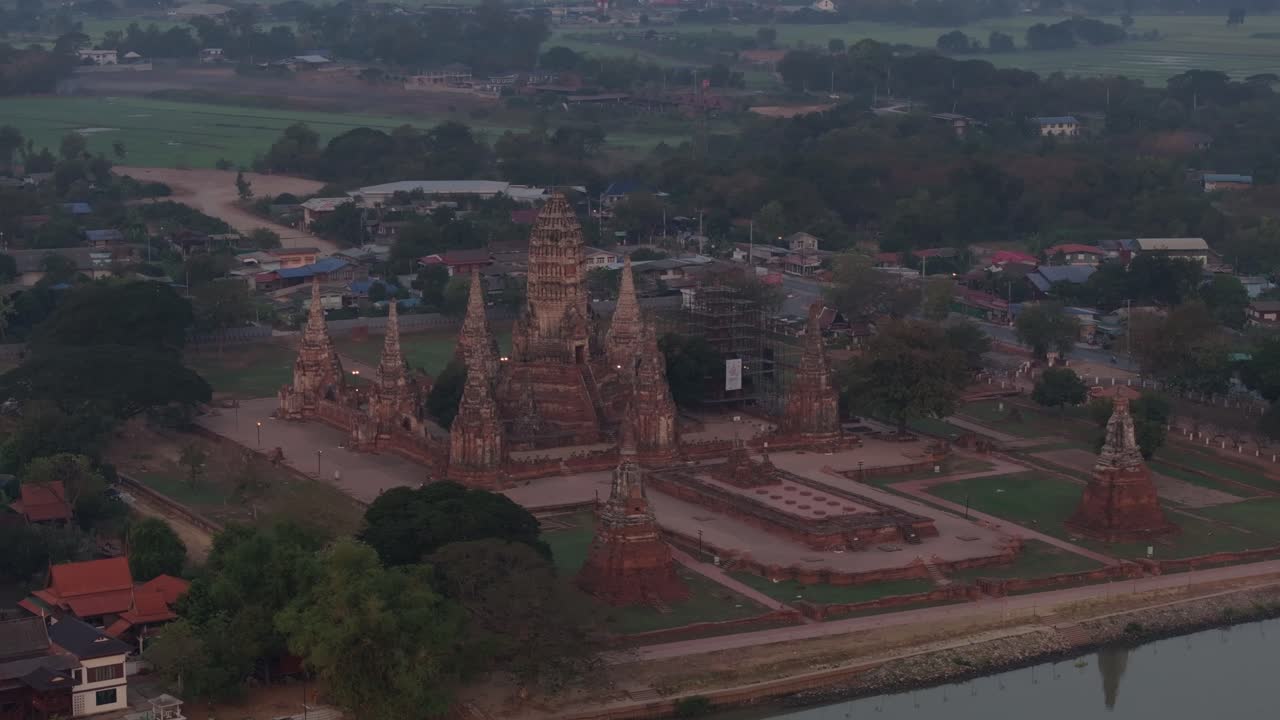 Luftaufnahme historischer Architektur aus der Prasat Tong Ära