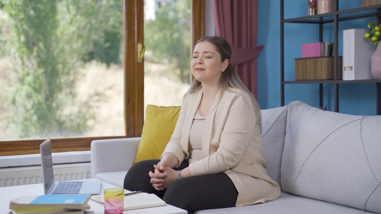 사랑에 빠진 젊은 여자는 그녀의 연인을 생각합니다.